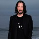 Keanu Reeves es fotografiado rodando escenas de “Matrix 4″ enfundado en una bata de baño: Mira las mejores imágenes