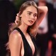 La modelo Gabriella Brooks, pareja de Liam Hemsworth, es captada durante caminata en soledad por la playa