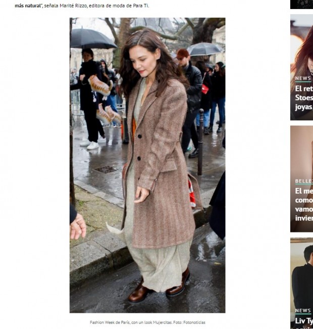 Katie Holmes mostró orgullosa sus canas en la Fashion Week de París / Captura www.parati.com.ar