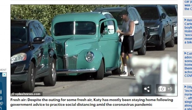 La pareja salió de paseo, aunque Katy pasa la mayor parte del tiempo en su casa para protegerse del coronavirus / Captura www.dailymail.co.uk