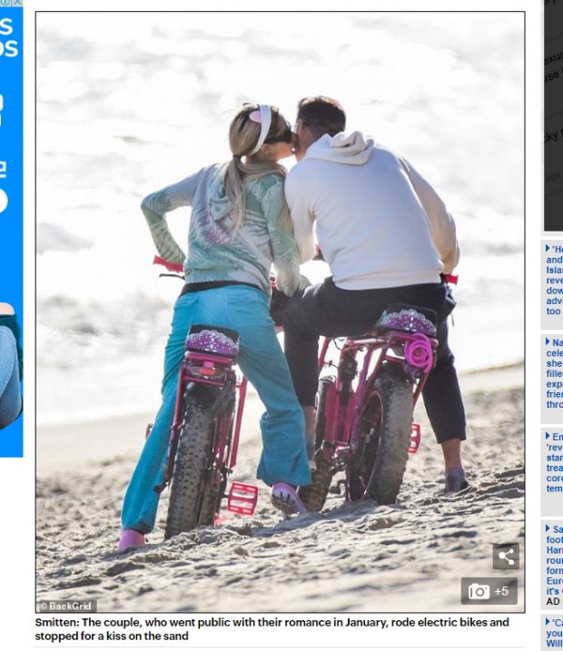 Los paparazzis detectaron a Hilton y su novio dándose un beso en la playa / Captura www.dailymail.co.uk