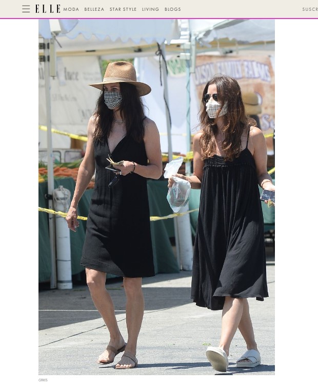 Courteney Cox junto a su hija Coco Arquette, luciendo casi el mismo vestido / Captura www.elle.com