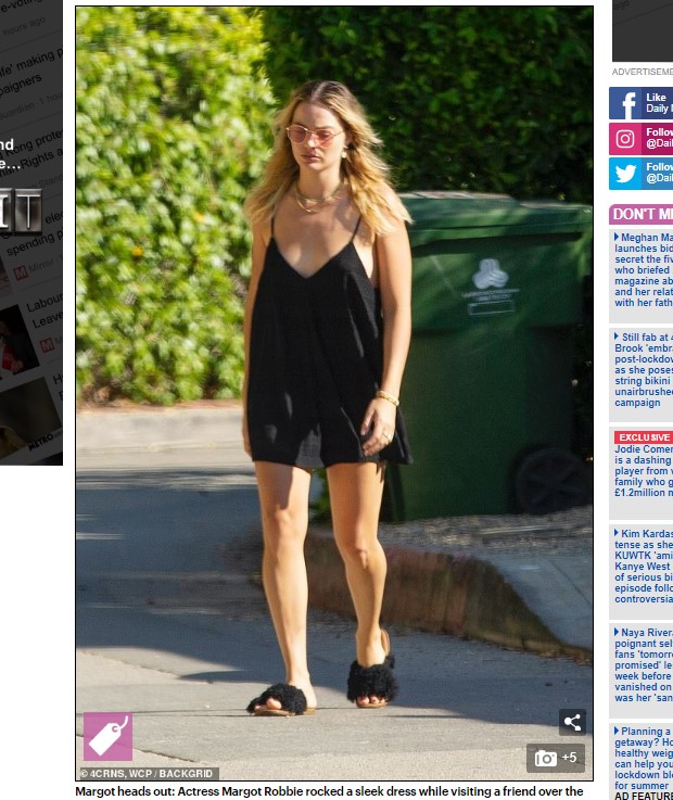 Margot Robbie fue captada yendo a visitar a una amiga con un minivestido negro / Captura www.dailymail.co.uk