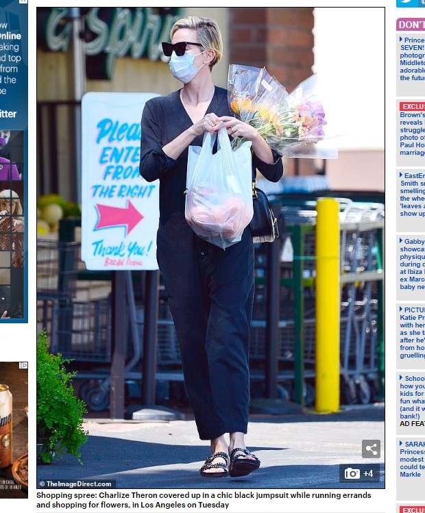Charlize Theron, captada comprando flores / Captura www.dailymail.co.uk