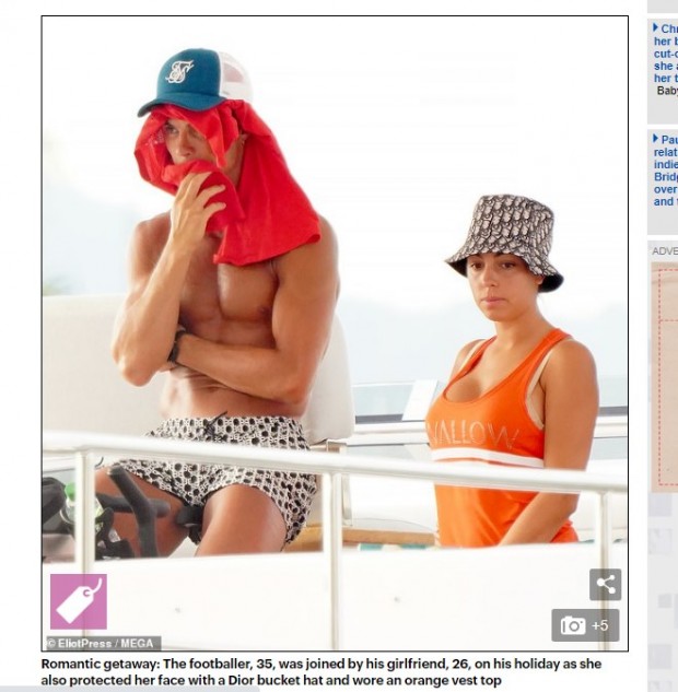 Lo que llamó la atención, sin embargo, fue la curiosa forma en la que cubrió su cabeza / Captura www.dailymail.co.uk