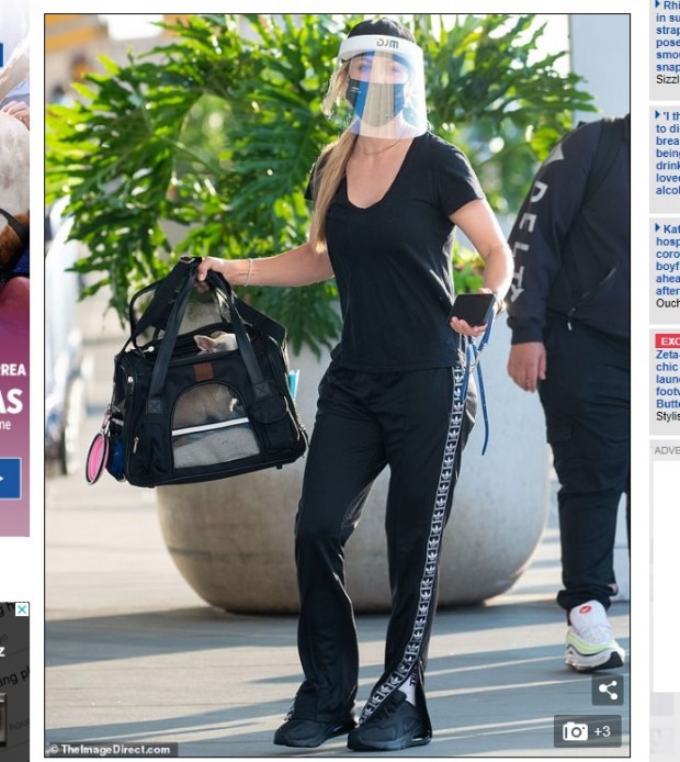 La artista sorprendió con un estilo muy informal, aunque también se la vio muy protegida del coronavirus / Captura www.dailymail.co.uk