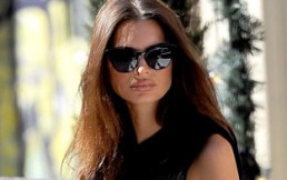 Emily Ratajkowski es descubierta con peluca y un atuendo poco habitual en ella