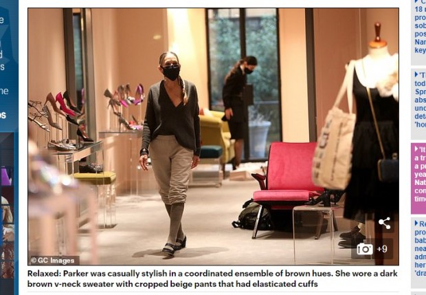 Sarah Jessica Parker, captada en su local de zapatos de Manhattan ¿para alejarse de las polémicas con Kim Cattrall? / Captura www.dailymail.co.uk