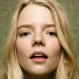 Anya Taylor-Joy destaca con vestido rojo en el set para nuevo proyecto: Así se ve la actriz de “Gambito de Dama”
