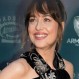 Dakota Johnson dispara los rumores al salir con un “curioso” anillo: ¿Se comprometió?