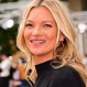 Kate Moss “esconde bien” sus 47 años: Supermodelo es captada por paparazzis con inusual aspecto