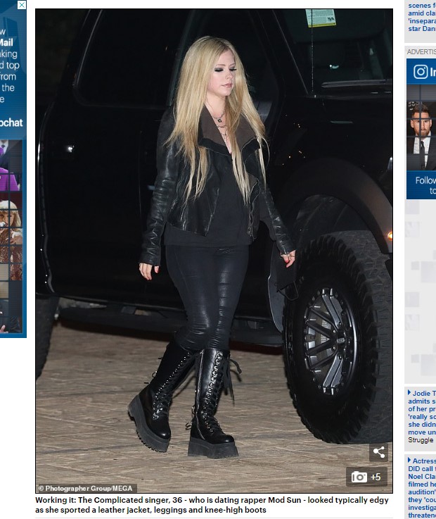 La cantante eligió un look muy oscuro, que incluyó unas botas extremadamente altas / Captura www.dailymail.co.uk