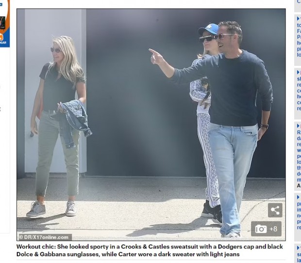 Junto a ella estuvieron su mascota Diamond y su prometido Carter Reum; en medio del paseo, se encontraron con una amiga / Captura www.dailymail.co.uk