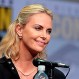 Charlize Theron es captada a la salida de una clase de baile y sorprende a todos con su look