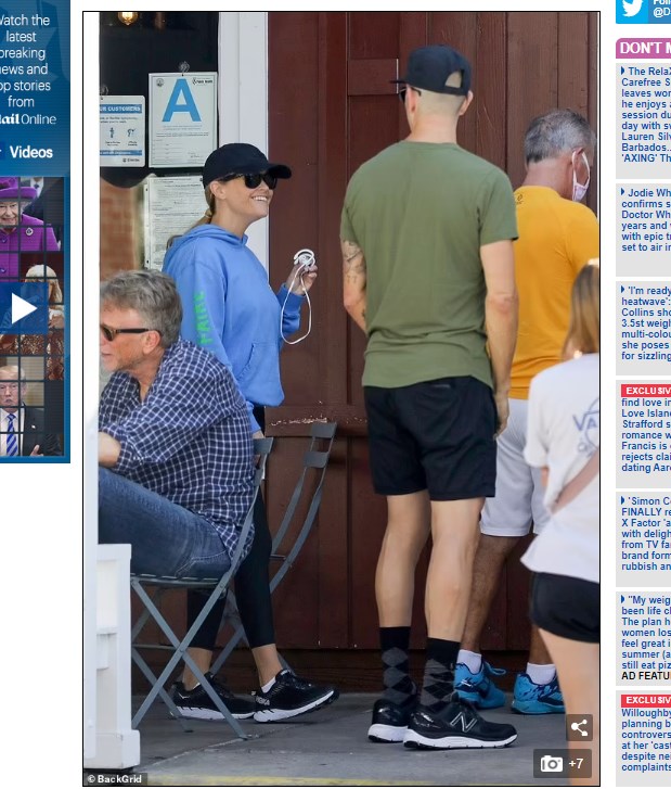 Reese Witherspoon, captada junto a su marido Jim Toth / Captura www.dailymail.co.uk