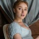 Phoebe Dynevor es captada con tenida muy relajada y bostezando: Así es el extraño registro de los paparazzis