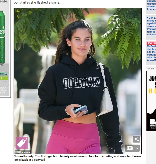 El ángel de Victoria's Secret fue captada caminando con tenida muy informal / Captura www.dailymail.co.uk