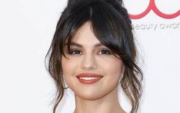 Selena Gómez volvió a sorprender a los paparazzis con la tenida que eligió para una salida nocturna