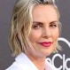 Charlize Theron muestra su lado más informal: La actriz de 46 años fue captada por paparazzis en Los Ángeles