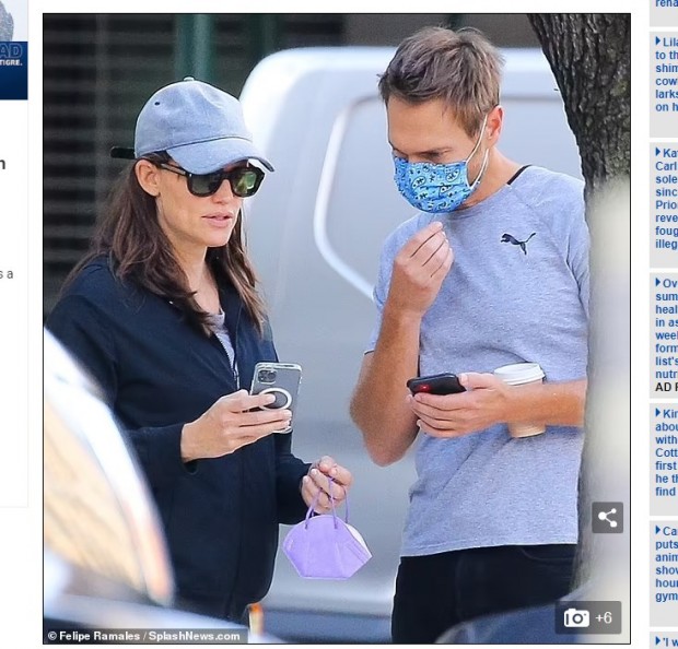Y ahora fueron detectados dando un paseo sumamente informal / Captura www.dailymail.co.uk