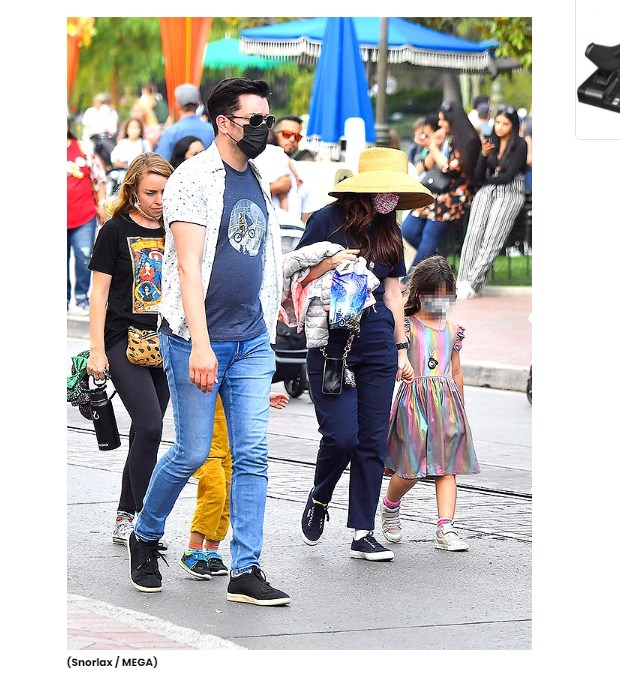 Ambos llevan 2 años juntos y siguen muy enamorados / Captura hollywoodlife.com