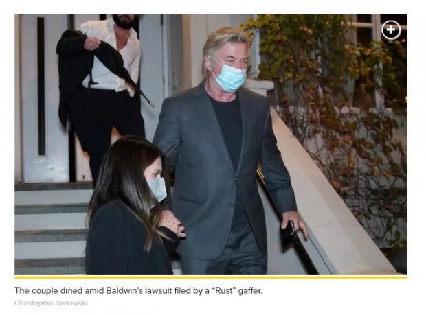 El actor estuvo acompañado por su esposa Hilaria / Captura pagesix.com