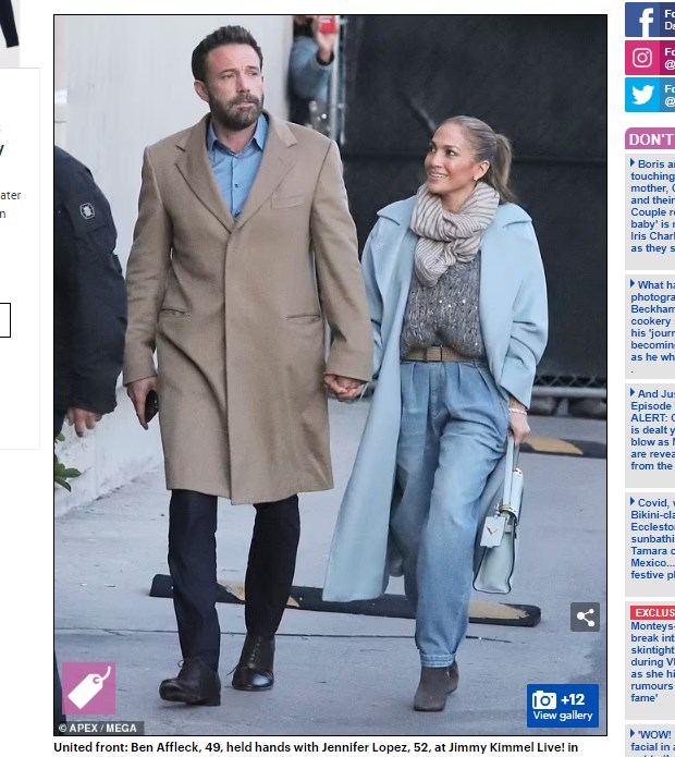 Sin embargo, JLO acompañó a su pareja y se mostró sonriente / Captura www.dailymail.co.uk