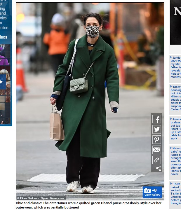 Katie Holmes, fotografiada nuevamente en soledad / Captura www.dailymail.co.uk
