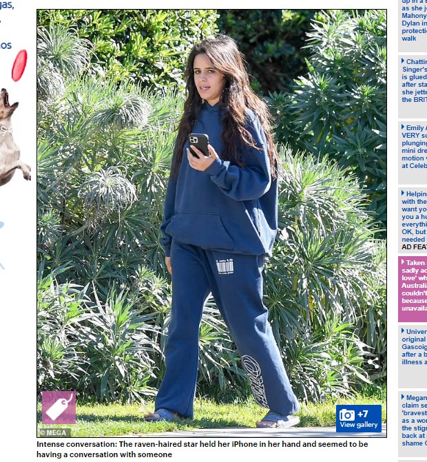 Camila Cabello apareció al natural y con tenida informal / Captura www.dailymail.co.uk