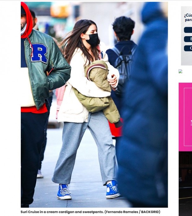 Suri Cruise también fue vista en "La Gran Manzana", y llamó la atención al usar el mismo sweater que su madre / Captura hollywoodlife.com