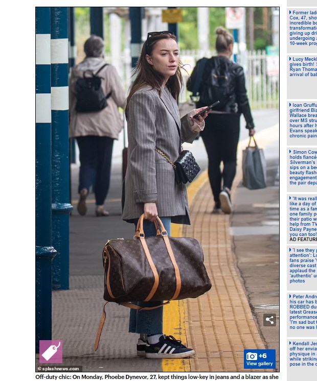 La estrella de "Bridgerton" fue a visitar a su madre Sally / Captura www.dailymail.co.uk