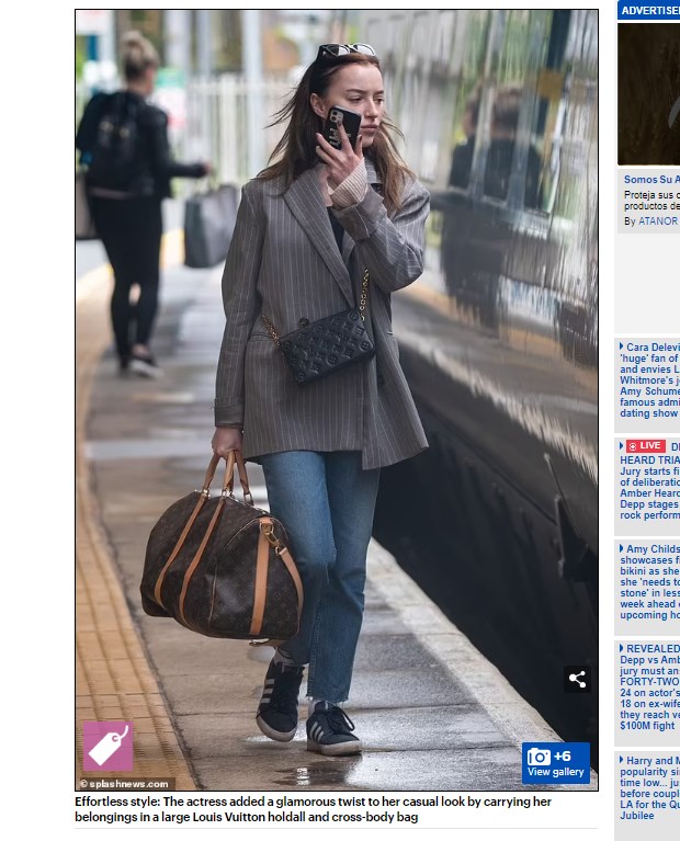 Phoebe Dynevor, fotografiada a punto de tomar un tren en Manchester / Captura www.dailymail.co.uk