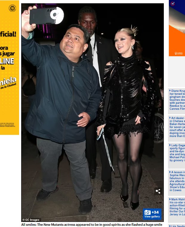 La actriz de "Game of Thrones" frenó ante los fanáticos y se sacó selfies con ellos / Captura www.dailymail.co.uk