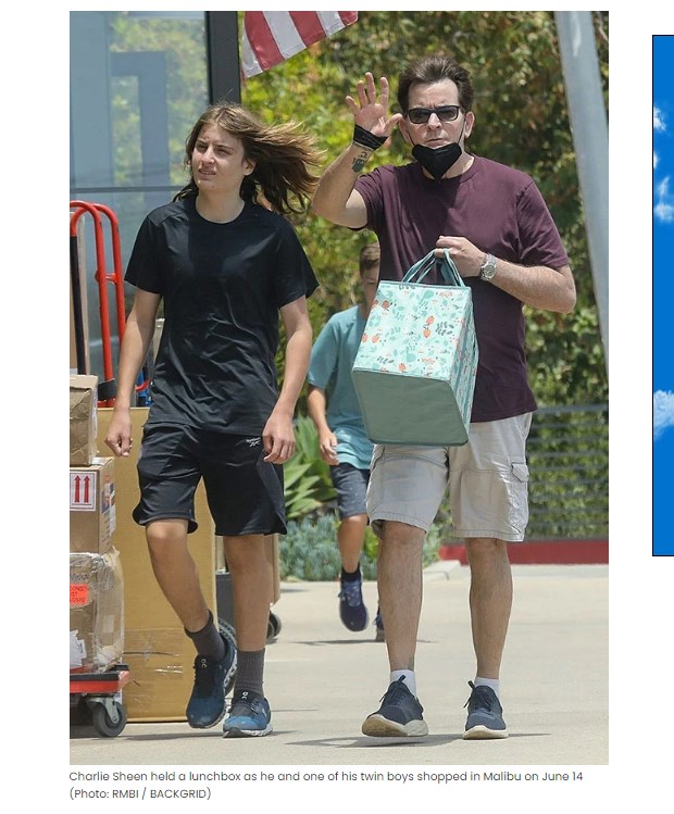 Charlie Sheen, captado con uno de sus gemelos, luego de que otra de sus hijas se uniera a la red para adultos OnlyFans / Captura hollywoodlife.com