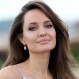 Angelina Jolie muestra su lado más extravagante al abordar un avión en pijamas