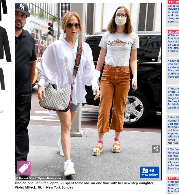 Jennifer Lopez, fotografiada en Nueva York junto a Violet, una de las hijas de Ben Affleck / Captura www.dailymail.co.uk