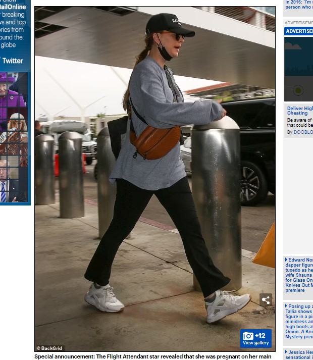Con la idea de ocultar los avances de la gestación, la ex "The Big Bang Theory" llevó una polera sumamente ancha / Captura www.dailymail.co.uk