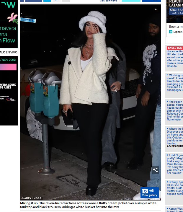 La protagonista de "Transformers" sorprendió con su tenida, en especial con su sombrero blanco / Captura www.dailymail.co.uk