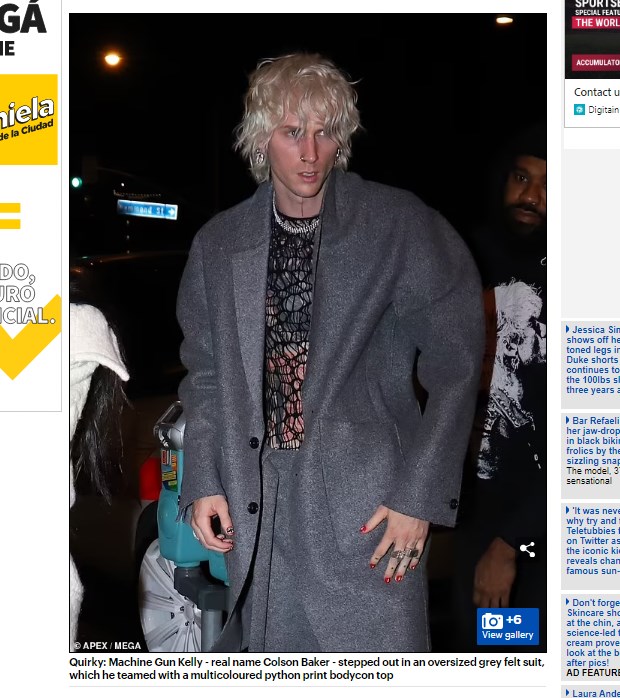 Su pareja tampoco se quedó atrás, vistiendo un traje demasiado grande / Captura www.dailymail.co.uk