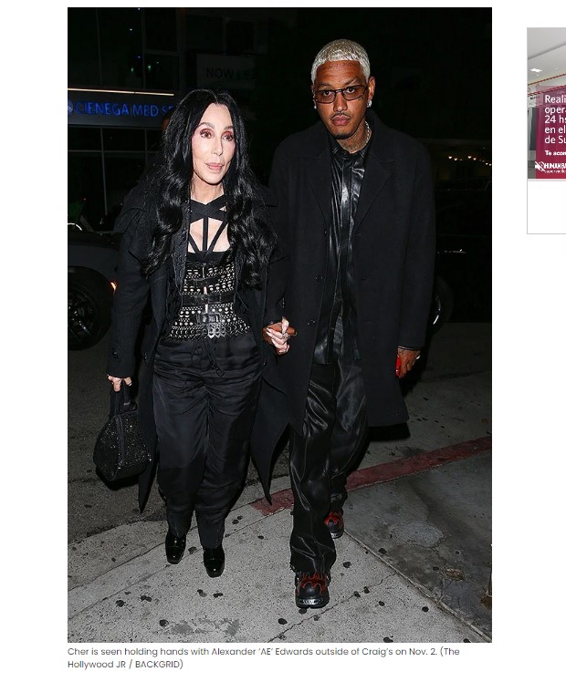 Cher, con el rapero Alexander Edwards, 40 años menor; luego, confirmó que se trata de su pareja / Captura hollywoodlife.com