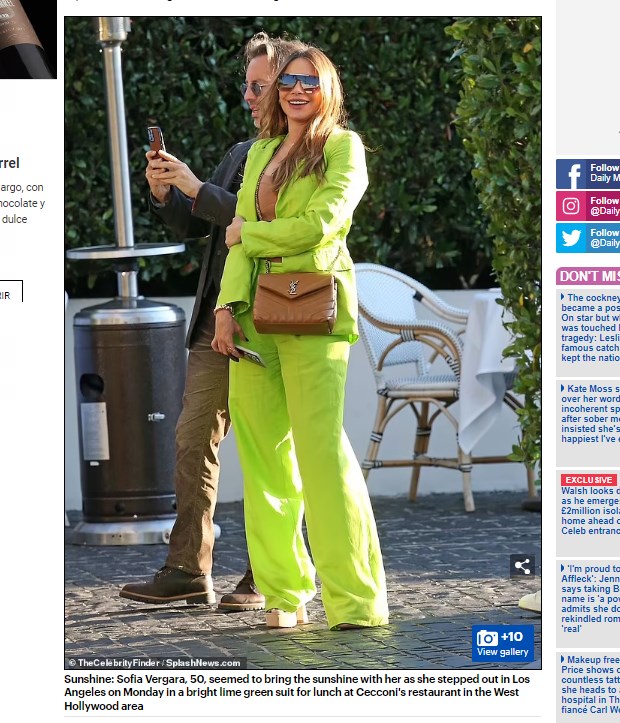Sofía Vergara, captada con un traje verde claro / Captura www.dailymail.co.uk