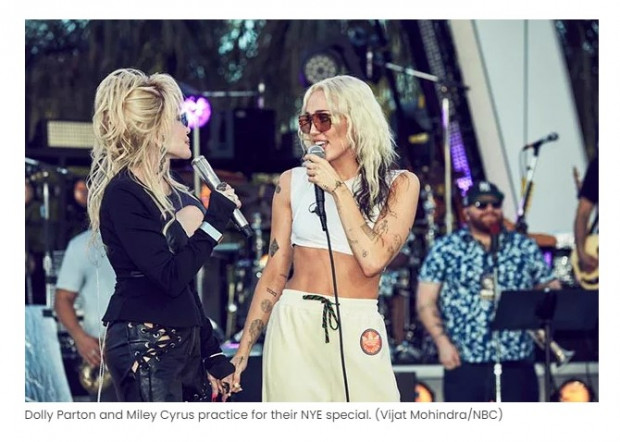 Miley Cyrus organizó una fiesta para fin de año, y Dolly Parton estuvo como invitada / Captura hollywoodlife.com