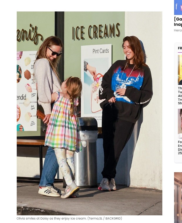 Olivia Wilde, fotografiada tomando un helado junto a sus hijos / Captura hollywoodlife.com