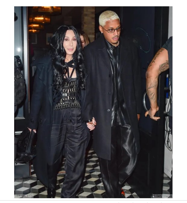 Cher, fotografiada junto a su pareja 40 años menor: aseguran que la ayudó a afrontar la pérdida de su madre / Captura www.hola.com