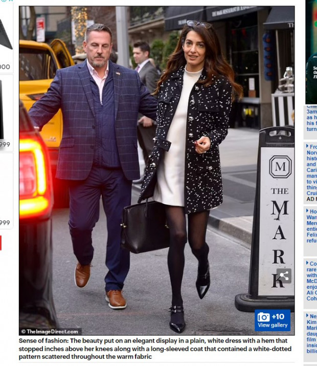 Y la abogada y escritora sorprendió a todos con el look que llevó / Captura www.dailymail.co.uk
