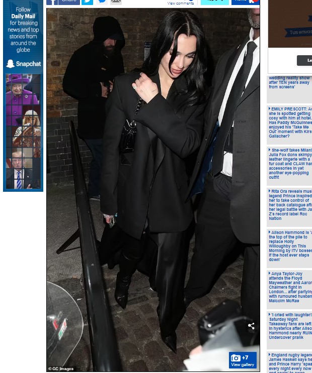Dua Lipa fue fotografiada caminando delante del director de cine Romain Gavras, y distintos medios aseguraron que llevan saliendo varios meses / Captura www.dailymail.co.uk