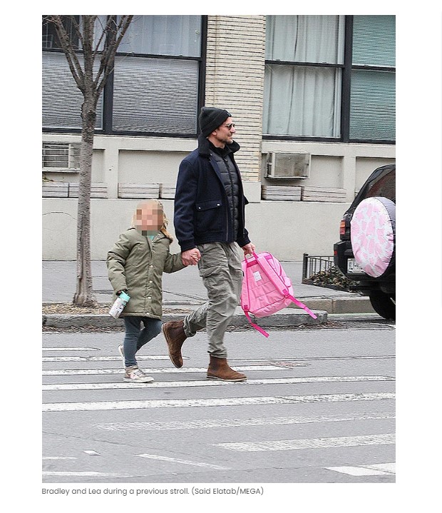 Bradley Cooper, fotografiado junto a su hija tras confesar que aun vive con su madre / Captura hollywoodlife.com