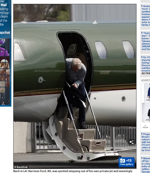 Harrison Ford estuvo a punto de caer por las escaleras de su avión privado / Captura www.dailymail.co.uk