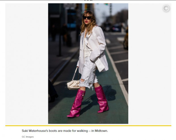Las encendidas botas que eligió Suki Waterhouse para caminar por Manhattan / Captura pagesix.com