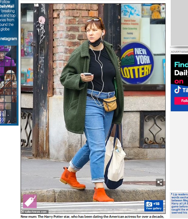 Erin Drake, su pareja, también se sumó a la caminata / Captura www.dailymail.co.uk